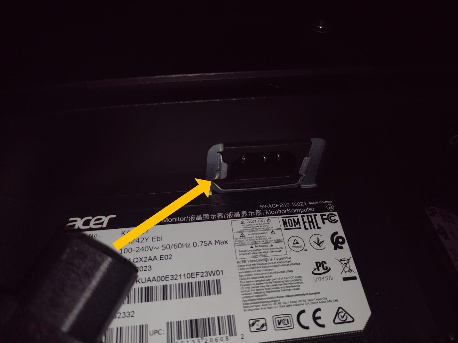 Conexão cabo de energia monitor