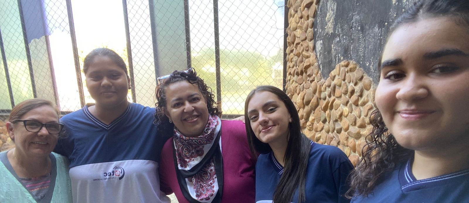 Crianças montando peças coloridas